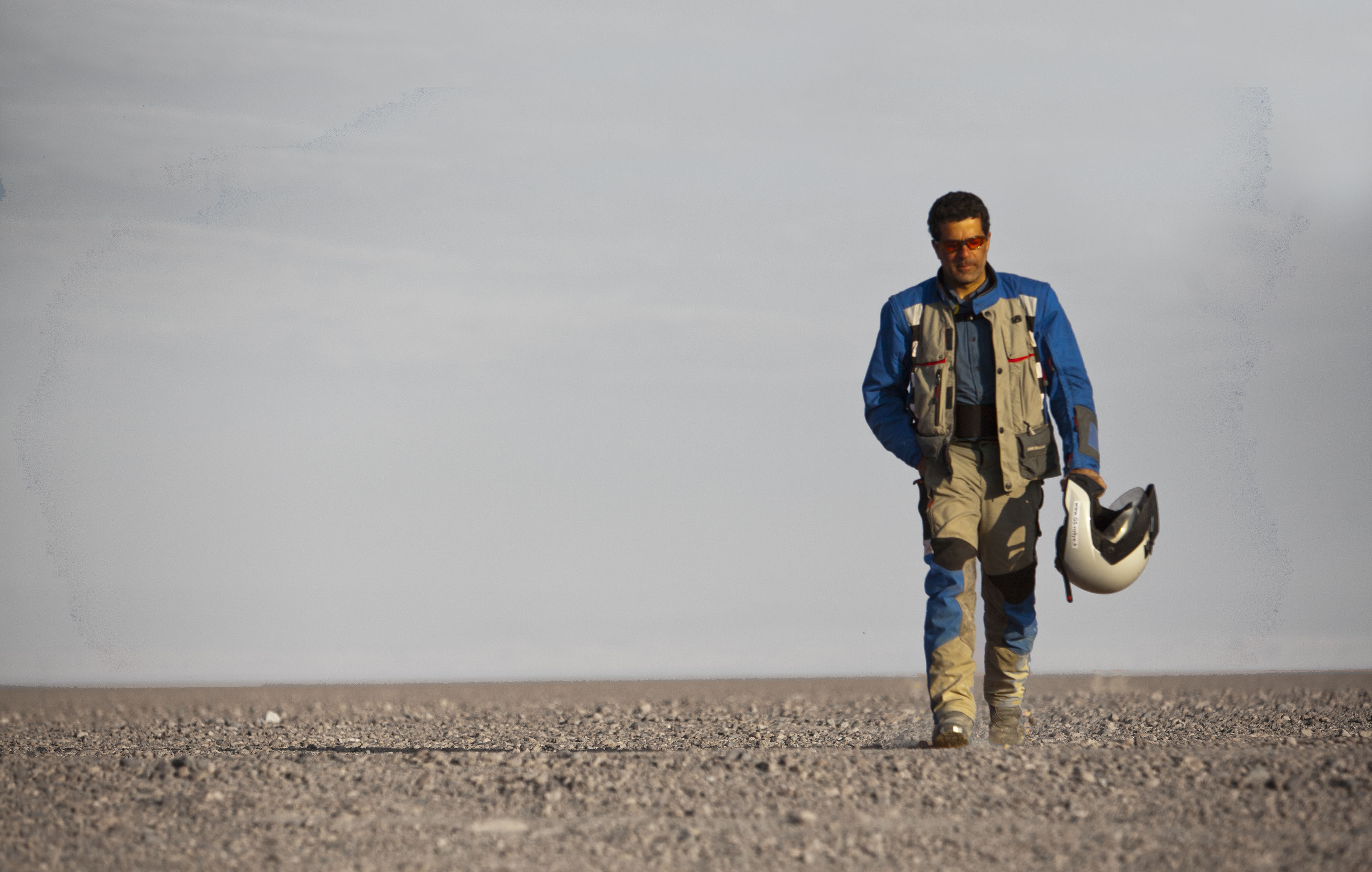 Marche dans le désert d'Atacama, casque à la main