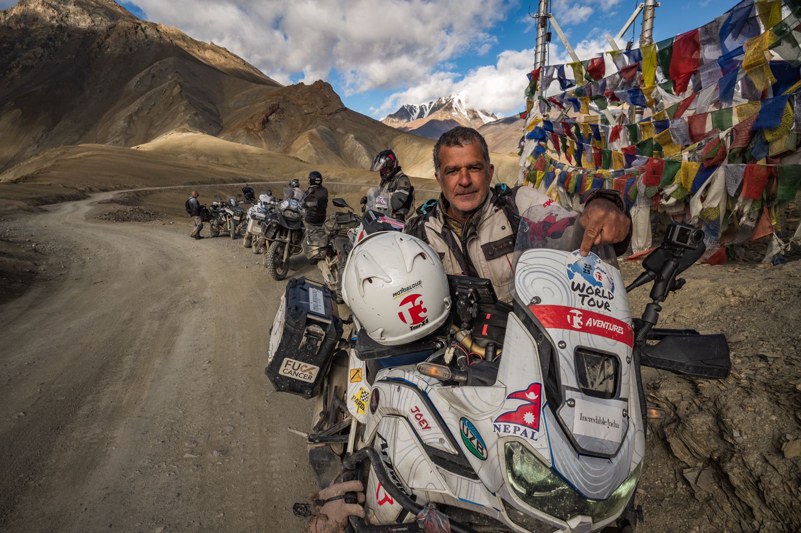 Col himalayen, drapeaux de prière